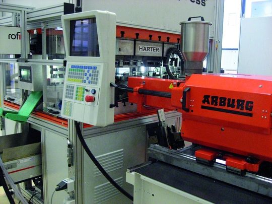 Die zweite Generation der Synchropresse – hier mit Kunststoffspritzeinheit von Arburg und einem Rofin-Beschriftungslaser; bei Härter Stanztechnik in Königsbach-Stein sind mittlerweile fünf Synchropressen im Einsatz – auch für die Serienfertigung. Bild: Kuhn Die zweite Generation der Synchropresse – hier mit Kunststoffspritzeinheit von Arburg und einem Rofin-Beschriftungslaser; bei Härter Stanztechnik in Königsbach-Stein sind mittlerweile fünf Synchropressen im Einsatz – auch für die Serienfertigung. Bild: Kuhn
