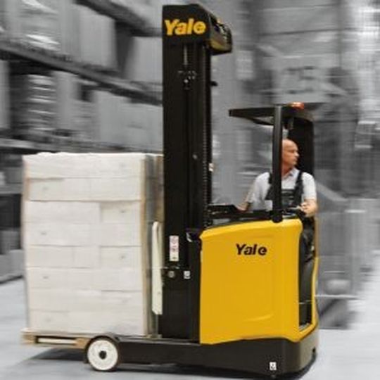 Yale will mit dem Schubmaststapler MR den Markt aufrollen und setzt dabei auch auf neue Technik, geringere Mietkosten und die Begeisterung der Händler. Yale will mit dem Schubmaststapler MR den Markt aufrollen und setzt dabei auch auf neue Technik, geringere Mietkosten und die Begeisterung der Händler.