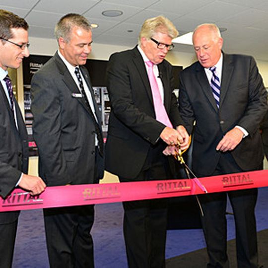 Friedhelm Loh und Gouverneur Pat Quinn (rechts) eröffnen gemeinsam die neue Firmenzentrale von Rittal in den USA. Friedhelm Loh und Gouverneur Pat Quinn (rechts) eröffnen gemeinsam die neue Firmenzentrale von Rittal in den USA.