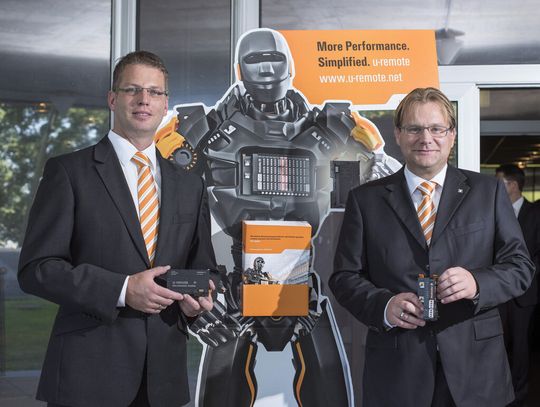 Die Automatisierung produktiver und einfacher gestalten, bei mehr Leistung - das versprechen die beiden Weidmüller Produktmanager Remote I/O-System Andreas Hoffmann (r) und Jörn Dauer mit ihrer neu entwickelten elektronischen Interfacetechnik. Die Automatisierung produktiver und einfacher gestalten, bei mehr Leistung - das versprechen die beiden Weidmüller Produktmanager Remote I/O-System Andreas Hoffmann (r) und Jörn Dauer mit ihrer neu entwickelten elektronischen Interfacetechnik.