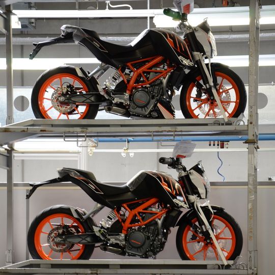 Ein Teil des Motorrad-Lagers bei KTM in Mattighofen... Ein Teil des Motorrad-Lagers bei KTM in Mattighofen...
