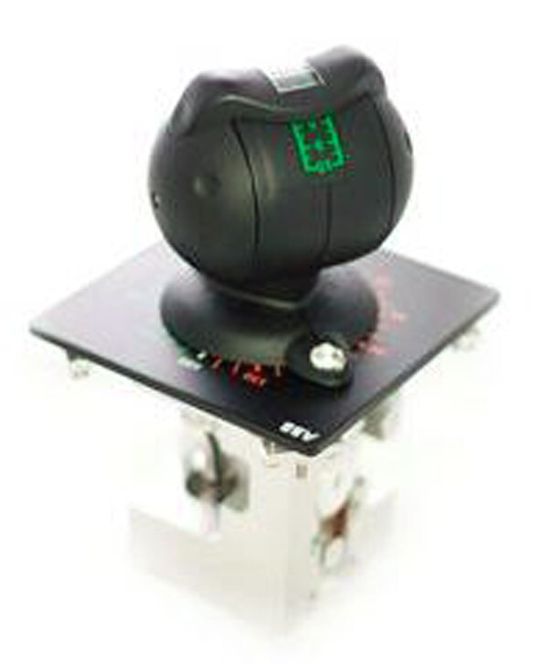 Der mit einem Red Dot Award ausgezeichnete Azimuth-Hebel, der die grössten Kreuzfahrtschiffe der Welt hochpräzis steuern wird. Der mit einem Red Dot Award ausgezeichnete Azimuth-Hebel, der die grössten Kreuzfahrtschiffe der Welt hochpräzis steuern wird.
