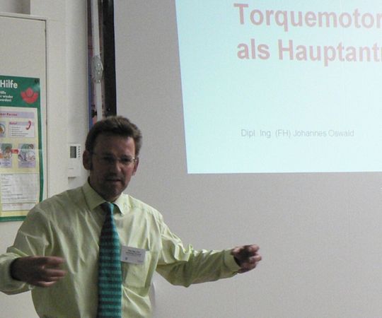 Johannes Oswald informiert über ‚Moderne Direktantriebe‘ beim Netzwerktreffen Automation. Johannes Oswald informiert über ‚Moderne Direktantriebe‘ beim Netzwerktreffen Automation.