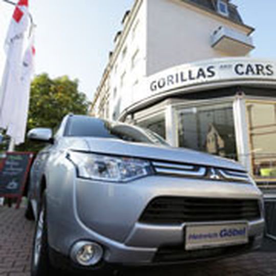 Das „Gorillas and Cars“ im Frankfurter Stadtteil Sachsenhausen ist Autohaus und Café in einem. Das „Gorillas and Cars“ im Frankfurter Stadtteil Sachsenhausen ist Autohaus und Café in einem.