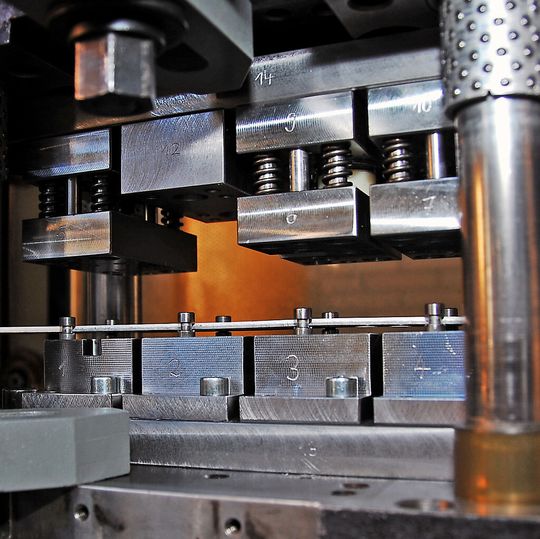 Bild 1: An der FGU entwickeltes Werkzeug zur Darstellung des zweistufigen Konterschneidens im Labormaßstab. Bild 1: An der FGU entwickeltes Werkzeug zur Darstellung des zweistufigen Konterschneidens im Labormaßstab.