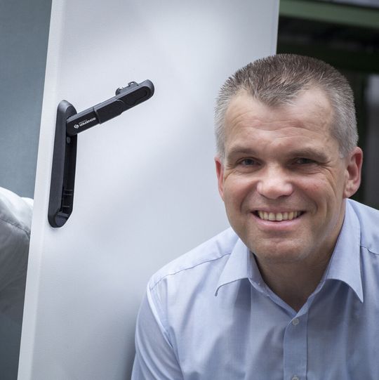 „Wir sehen am Markt aktuell einen besonders hohen Bedarf an flexiblen Schranklösungen," meint Michael Weber, Bereichsleiter Vertrieb der Schäfer Ausstattungs-Systeme. „Wir sehen am Markt aktuell einen besonders hohen Bedarf an flexiblen Schranklösungen," meint Michael Weber, Bereichsleiter Vertrieb der Schäfer Ausstattungs-Systeme.