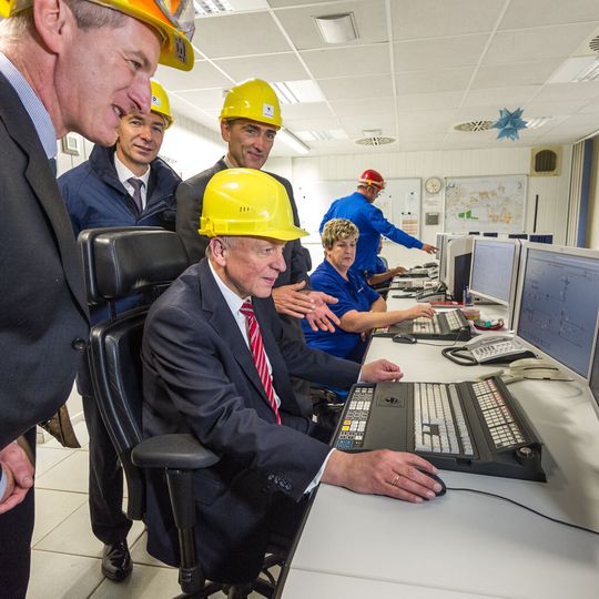 Dr. Hermann Onko Aeikens, Minister für Landwirtschaft und Umwelt des Landes Sachsen-Anhalt (sitzend), nimmt mit einem Mausklick einen neuen Thermokompressor zur Steigerung der Energieeffizienz am Chemiestandort Leuna offiziell in Betrieb.