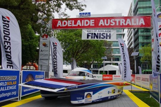 Am Ziel: Der Solarrennwagen Nuna 7 des Teams Nuon der TU Delft nach der Ankunft in Adelaide. Am Ziel: Der Solarrennwagen Nuna 7 des Teams Nuon der TU Delft nach der Ankunft in Adelaide.