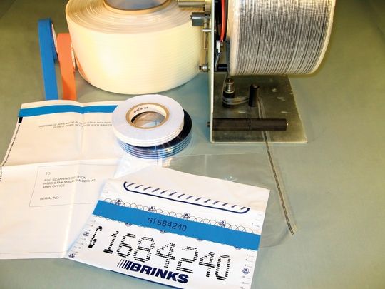 Sicherheitssiegelbänder lassen per Warnhinweis erkennen, ob eine Manipulation an der Verpackung vorgenommen wurde. Bild: Schümann Sicherheitssiegelbänder lassen per Warnhinweis erkennen, ob eine Manipulation an der Verpackung vorgenommen wurde. Bild: Schümann