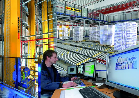 Die Lagerverwaltungssoftware „Ant“ von SSI Schäfer sorgt im Hochregallager von Wepa für transparente, effiziente Lagerverwaltung und optimale Steuerung der komplexen Fördertechnik und Subsysteme. Bild: SSI Schäfer Die Lagerverwaltungssoftware „Ant“ von SSI Schäfer sorgt im Hochregallager von Wepa für transparente, effiziente Lagerverwaltung und optimale Steuerung der komplexen Fördertechnik und Subsysteme. Bild: SSI Schäfer