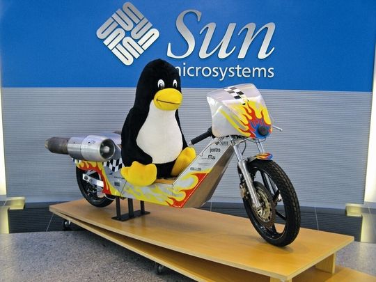Tux sitzt auf einem Telemetrie-Projekt von Sun für McLaren-Mercedes. Tux sitzt auf einem Telemetrie-Projekt von Sun für McLaren-Mercedes.