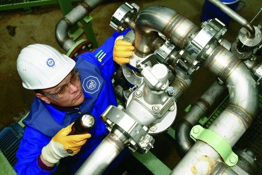 Der TÜV Süd Chemie Service ist auf Dienstleistungen für die Chemie und Prozessindustrie spezialisiert. Der TÜV Süd Chemie Service ist auf Dienstleistungen für die Chemie und Prozessindustrie spezialisiert.