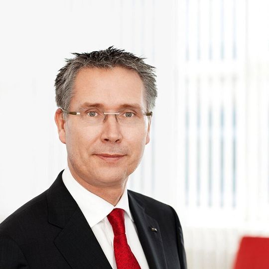 Dr. Werner Breuers, Mitglied im Vorstand von Lanxess: „Weltweit sind mehr als eine Milliarde Autos unterwegs, 2050 werden es voraussichtlich 2,5 Milliarden sein. Nachhaltige Mobilität wird daher zum globalen Megatrend.“ Dr. Werner Breuers, Mitglied im Vorstand von Lanxess: „Weltweit sind mehr als eine Milliarde Autos unterwegs, 2050 werden es voraussichtlich 2,5 Milliarden sein. Nachhaltige Mobilität wird daher zum globalen Megatrend.“