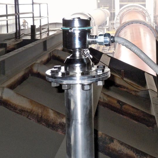 Besonders die Zementindustrie hatte großen Bedarf an kontinuierlichen Füllstandmessungen. Besonders die Zementindustrie hatte großen Bedarf an kontinuierlichen Füllstandmessungen.