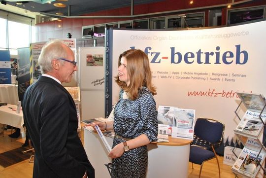GTÜ-Geschäftsführer Rainer de Biasi beim Gang durch die begleitende Ausstellung: Am Stand von »kfz-betrieb« informierte er sich über das umfangreiche Angebot von Vogel Business Media. GTÜ-Geschäftsführer Rainer de Biasi beim Gang durch die begleitende Ausstellung: Am Stand von »kfz-betrieb« informierte er sich über das umfangreiche Angebot von Vogel Business Media.