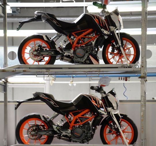 Ein Teil des Motorrad-Lagers bei KTM in Mattighofen... Ein Teil des Motorrad-Lagers bei KTM in Mattighofen...
