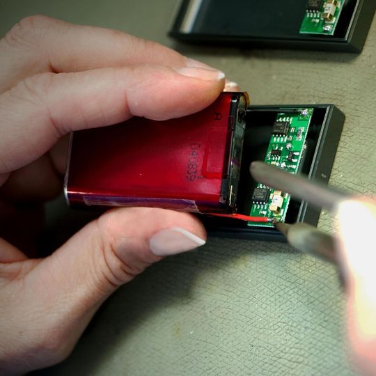 Der Lithium-Ionen-Akku: Für viele Anwender noch immer ein Buch mit sieben Siegeln. Der Lithium-Ionen-Akku: Für viele Anwender noch immer ein Buch mit sieben Siegeln.