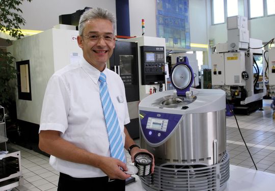 Beat Hürst, Produktmanager Reinigungslösungen bei Walter Meier, zeigt die neue Elmasolvex VA, lösemittelbasierte Ultraschall-Reinigungstechnik zur Reinigung von Uhrwerken. Beat Hürst, Produktmanager Reinigungslösungen bei Walter Meier, zeigt die neue Elmasolvex VA, lösemittelbasierte Ultraschall-Reinigungstechnik zur Reinigung von Uhrwerken.