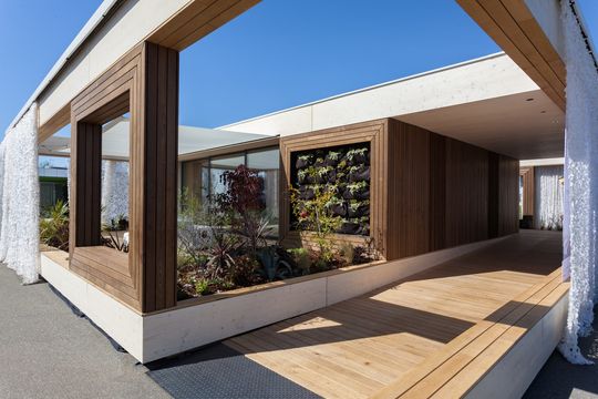 So sehen Sieger aus: Das Hofhaus LISI des Team Austria gewinnt den Solar Decathlos 2013 So sehen Sieger aus: Das Hofhaus LISI des Team Austria gewinnt den Solar Decathlos 2013