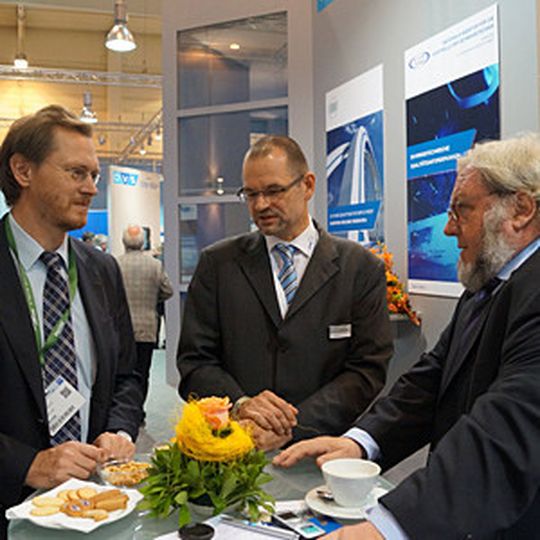 Dr. Bernhard Hauke (Geschäftsführer BFS), Jörg Mährlein (Leiter der Niederlassung SLV Duisburg der GSI) und Volker Hüller (Geschäftsführer BFS) im Gespräch auf der Messe Schweissen & Schneiden 2013. Dr. Bernhard Hauke (Geschäftsführer BFS), Jörg Mährlein (Leiter der Niederlassung SLV Duisburg der GSI) und Volker Hüller (Geschäftsführer BFS) im Gespräch auf der Messe Schweissen & Schneiden 2013.