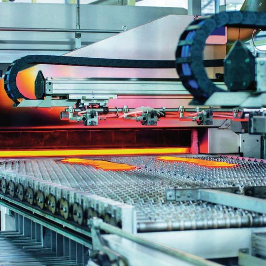 Bild 1: Für das Formhärten werden die Platinen in einem Rollenherdofen bis zu fünf Minuten lang auf 930 °C erhitzt. Bild 1: Für das Formhärten werden die Platinen in einem Rollenherdofen bis zu fünf Minuten lang auf 930 °C erhitzt.