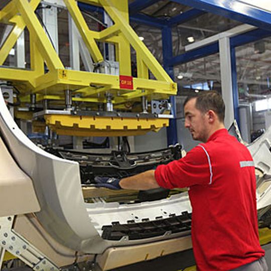Im neuen Werk stellt Magna Außenverkleidungen für Autos, vor allem für den Ford Transit, her. Im neuen Werk stellt Magna Außenverkleidungen für Autos, vor allem für den Ford Transit, her.