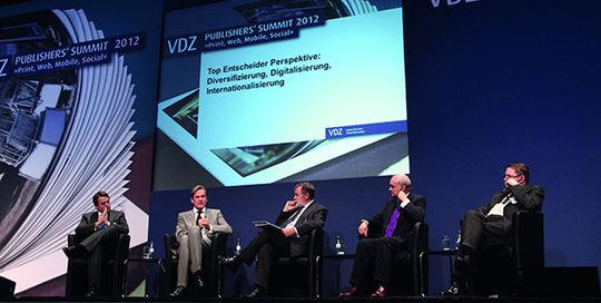 Auch 2012 tauschten sich Verleger, Geschäftsführer und Topmanager der Zeitschriftenbranche beim Publishers' Summit in Berlin aus. Im Bild diskutieren Adam Bird, Mathias Döpfner, Jürgen Liminski, Nicolas Coleridge und Andrew Rashbass. Auch 2012 tauschten sich Verleger, Geschäftsführer und Topmanager der Zeitschriftenbranche beim Publishers' Summit in Berlin aus. Im Bild diskutieren Adam Bird, Mathias Döpfner, Jürgen Liminski, Nicolas Coleridge und Andrew Rashbass.