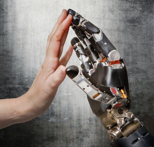 Touch me: Die Roboterhand meldet sensorische Informationen zurück ans Gehirn Touch me: Die Roboterhand meldet sensorische Informationen zurück ans Gehirn