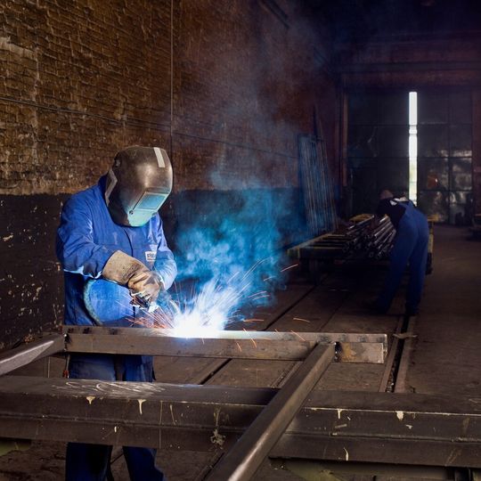 Bild 1: Beim Schweißen sind hochwertige persönliche Schutzausrüstungen unerlässlich: zum Schutz der Augen und der Haut vor Strahlung und zum Schutz der Hände sowie weiterer Körperpartien vor Schnitten und Verbrennungen. Bild 1: Beim Schweißen sind hochwertige persönliche Schutzausrüstungen unerlässlich: zum Schutz der Augen und der Haut vor Strahlung und zum Schutz der Hände sowie weiterer Körperpartien vor Schnitten und Verbrennungen.