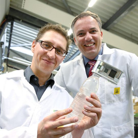 Wadi-Erfinder Martin Wesian (li.) mit dem Wadi und Roland Gammer, Bereichsleiter Mechatronik bei Lenzing Technik.