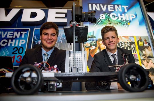 Jannik Kühn und Benjamin Schmiedel von der Karl-Rehbein-Schule in Hanau wurde für ihr Projekt „Dollycar“ mit dem 2. Platz bei Invent a Chip belohnt. Jannik Kühn und Benjamin Schmiedel von der Karl-Rehbein-Schule in Hanau wurde für ihr Projekt „Dollycar“ mit dem 2. Platz bei Invent a Chip belohnt.