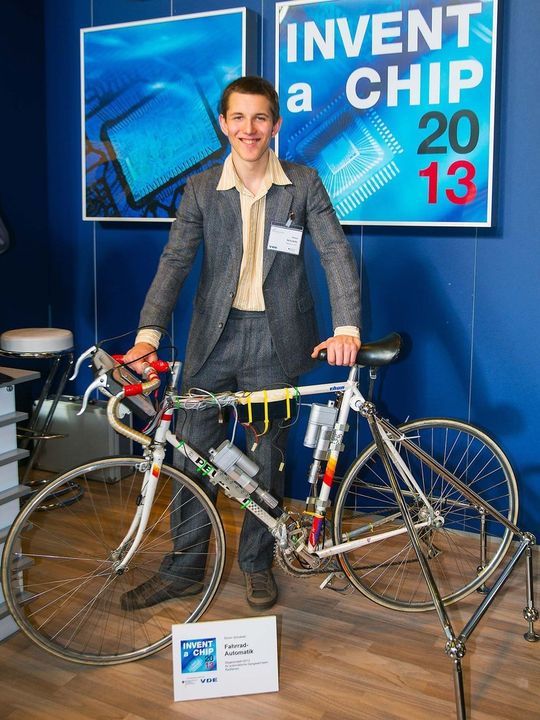 Gewinner des 1. Platz: Simon Schubotz (16) aus Wuppertal entwickelte eine automatische Fahrradschaltung. Gewinner des 1. Platz: Simon Schubotz (16) aus Wuppertal entwickelte eine automatische Fahrradschaltung.