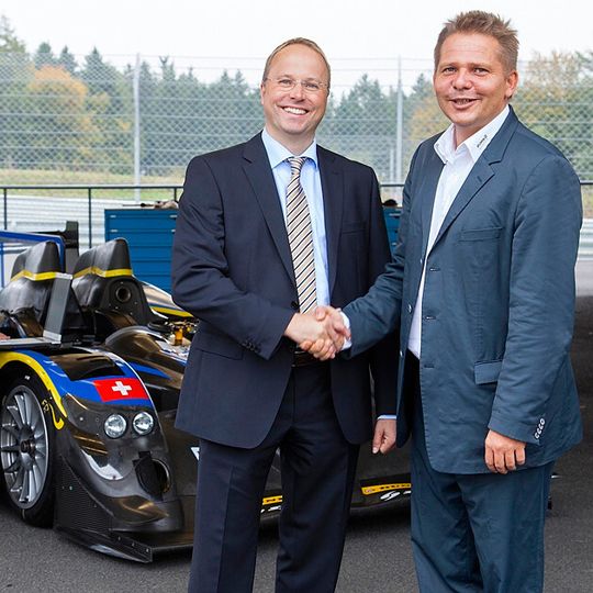 Kooperieren künftig in der Fahrzeugerprobung: Rainer Kurek, Geschäftsführer MVI Group (rechts), und Hans-Jürgen von Glasenapp, Geschäftsführer Bilster Berg Drive Resort. Kooperieren künftig in der Fahrzeugerprobung: Rainer Kurek, Geschäftsführer MVI Group (rechts), und Hans-Jürgen von Glasenapp, Geschäftsführer Bilster Berg Drive Resort.