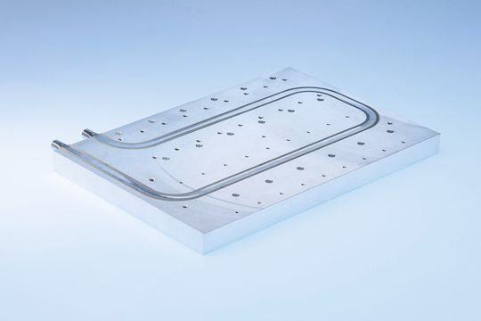 Flüssigkühlung: Flüssigkeitskühlkörper, in denen Edelstahlrohre passgenau in eine Aluminiumplatte eingelassenen sind, eignen sich für den Einsatz von aggressiven Kühlmedien wie beispielsweise deionisiertem Wasser. Flüssigkühlung: Flüssigkeitskühlkörper, in denen Edelstahlrohre passgenau in eine Aluminiumplatte eingelassenen sind, eignen sich für den Einsatz von aggressiven Kühlmedien wie beispielsweise deionisiertem Wasser.
