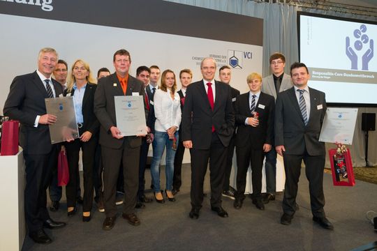 Preisverleihung beim Responsible-Care-Wettberb 2013: (von links jeweils die Person mit Urkunde) Dieter Schnepel, Werkleiter Dow Deutschland Anlagengesellschaft mbH, Werk Stade, und Vorstandsmitglied des VCI-Landesverbandes Nord (2. Preis); Holger Wesling, Ausbilder der Solvay Chemicals GmbH, Rheinberg (3. Preis); Thomas Pietrek, Projektleiter bei Evonik Industries AG, Rheinfelden (1. Preis). Preisverleihung beim Responsible-Care-Wettberb 2013: (von links jeweils die Person mit Urkunde) Dieter Schnepel, Werkleiter Dow Deutschland Anlagengesellschaft mbH, Werk Stade, und Vorstandsmitglied des VCI-Landesverbandes Nord (2. Preis); Holger Wesling, Ausbilder der Solvay Chemicals GmbH, Rheinberg (3. Preis); Thomas Pietrek, Projektleiter bei Evonik Industries AG, Rheinfelden (1. Preis).