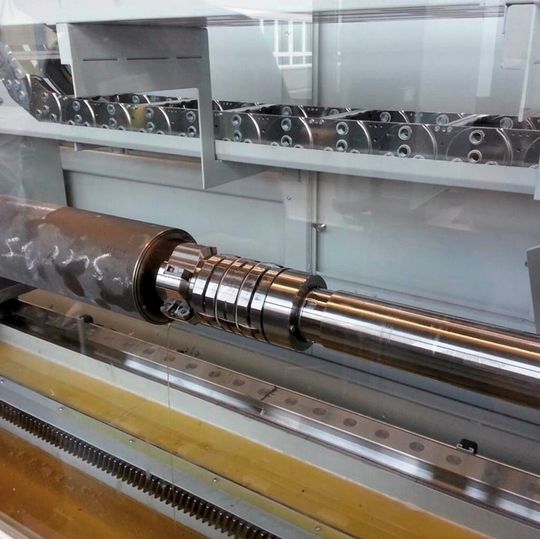 Bild 1: Bohrkopf beim Ausfahren nach dem Vorbohren mit der Führung voran: Für die ziehende Arbeitsweise gehen die Führungsleisten den Schneiden voraus.