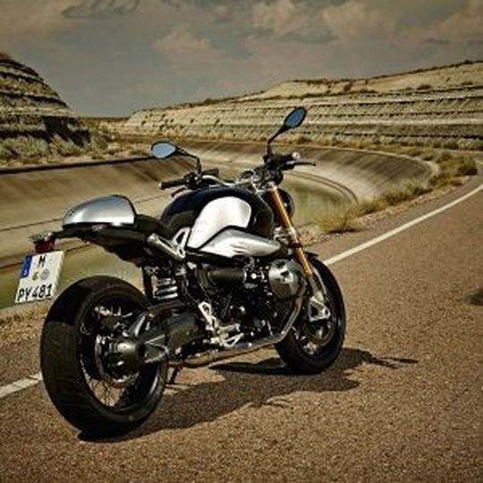 Puristisch, kraftvoll und unverkleidet zeigt sich die neue BMW R nineT – ein echter Roadster im Manufaktir-Stil. Puristisch, kraftvoll und unverkleidet zeigt sich die neue BMW R nineT – ein echter Roadster im Manufaktir-Stil.
