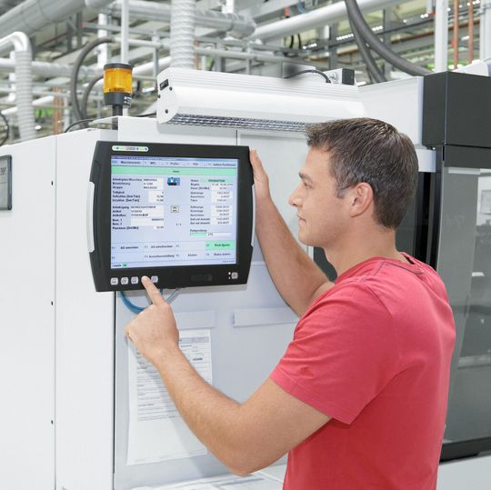 Bild 1: Industrie-PC und eingebettete Komponenten auf Basis von Windows-Betriebssystemen sind in der industriellen Automatisierung weit verbreitet. Bild 1: Industrie-PC und eingebettete Komponenten auf Basis von Windows-Betriebssystemen sind in der industriellen Automatisierung weit verbreitet.