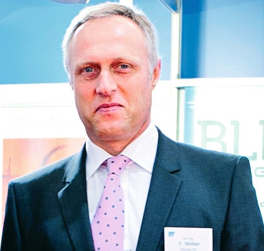„Automobilhersteller müssen sich prinzipiell, wie auch die Pressen- und Werkzeughersteller, den sich verändernden Rahmenbedingungen anpasse“, konstatiert Dr.-Ing. Frank Webe, Leiter Center Presswerk der Daimler AG. „Automobilhersteller müssen sich prinzipiell, wie auch die Pressen- und Werkzeughersteller, den sich verändernden Rahmenbedingungen anpasse“, konstatiert Dr.-Ing. Frank Webe, Leiter Center Presswerk der Daimler AG.