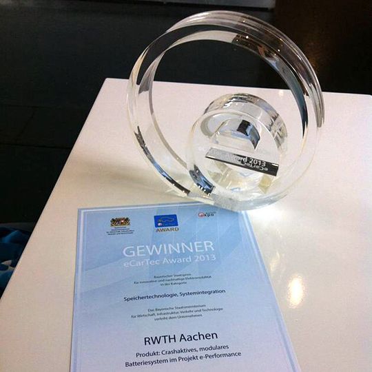 Der eCar-Tec-Award, der Bayrische Staatspreis Elektromobilität in der Kategorie „Speichertechnologie, Systemintegration“ geht in diesem Jahr an die Rheinisch-Westfälische Hochschule Aachen (RWTH). Der eCar-Tec-Award, der Bayrische Staatspreis Elektromobilität in der Kategorie „Speichertechnologie, Systemintegration“ geht in diesem Jahr an die Rheinisch-Westfälische Hochschule Aachen (RWTH).