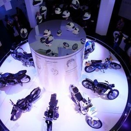 300 Branchen-VIPs kamen am 16. Oktober ins festlich erleuchtete BMW-Museum zum 90-jährigen Jubiläium der Motorradmarke BMW. 300 Branchen-VIPs kamen am 16. Oktober ins festlich erleuchtete BMW-Museum zum 90-jährigen Jubiläium der Motorradmarke BMW.
