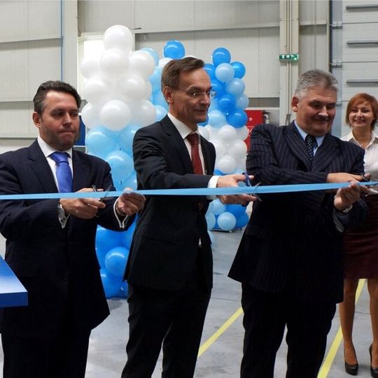 v.l.n.r.: Janos (Nationalrat Slowakei), Dr. Schwibinger (CEO Carcoustics) und Jàn Richter(Minister für Wirtschaft und Soziales). v.l.n.r.: Janos (Nationalrat Slowakei), Dr. Schwibinger (CEO Carcoustics) und Jàn Richter(Minister für Wirtschaft und Soziales).