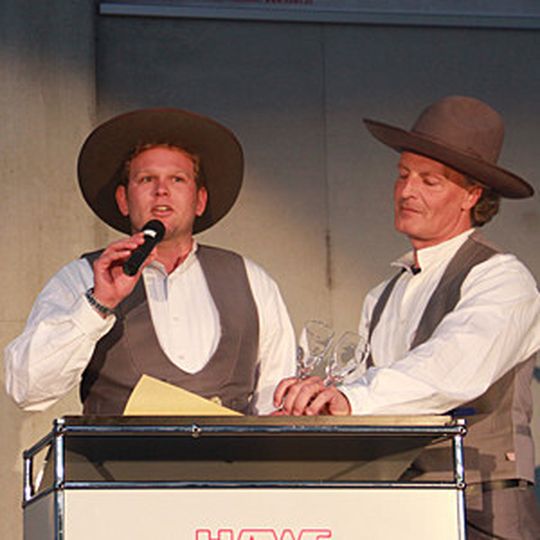 Florian Burk Wirtschaftsingenieur beim Dach- und Fassadenbauer Friedrich Burk GmbH + Co KG, hält den Richtspruch.