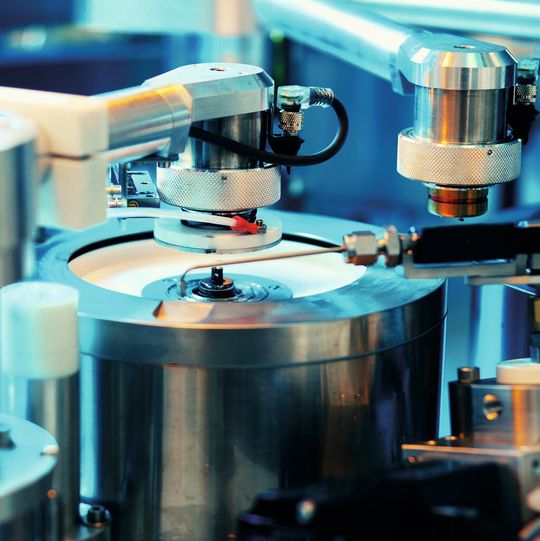DVD-Fertigung: Verzahnt man klassische Lean-Prinzipien mit modernem SCM, kann die Produktion deutlich effizienter werden. DVD-Fertigung: Verzahnt man klassische Lean-Prinzipien mit modernem SCM, kann die Produktion deutlich effizienter werden.