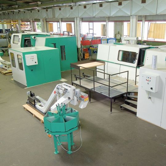 Lösungsbezogene Schutzanlagen von Rothstein können mit Systemen aller Art wie Absturzschutzvorrichtungen, Geländer- oder Lichtschrankensystemen kombiniert werden.