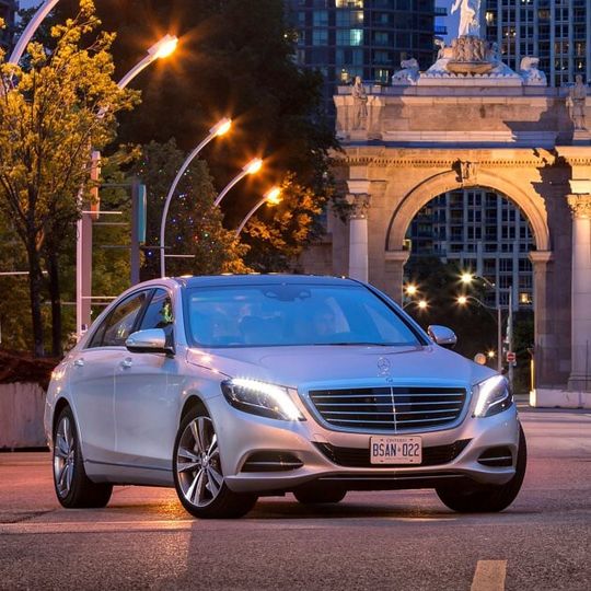 Das intelligente LED-Lichtsystem der neuen Mercedes-Benz S-Klasse passt sich automatisch den Fahrbedingungen an. Das intelligente LED-Lichtsystem der neuen Mercedes-Benz S-Klasse passt sich automatisch den Fahrbedingungen an.