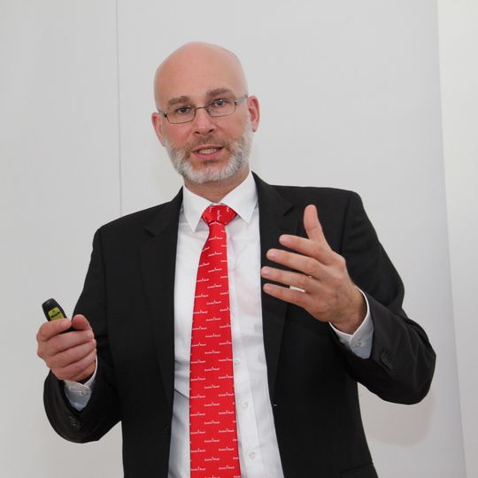 Insgesamt gesehen, gehe der Trend laut Robert Kaifler, Produktmanageer Roboterprüfsysteme bei der Zwick GmbH & Co. KG auch bei der Einzelfertigung zur automatisierten Prüfung mit Robotern, denn nur so sei es möglich, in kurzer Zeit genügend Teile zu prüfen, um Beispielsweise eine Zulassung zu bekommen. Insgesamt gesehen, gehe der Trend laut Robert Kaifler, Produktmanageer Roboterprüfsysteme bei der Zwick GmbH & Co. KG auch bei der Einzelfertigung zur automatisierten Prüfung mit Robotern, denn nur so sei es möglich, in kurzer Zeit genügend Teile zu prüfen, um Beispielsweise eine Zulassung zu bekommen.