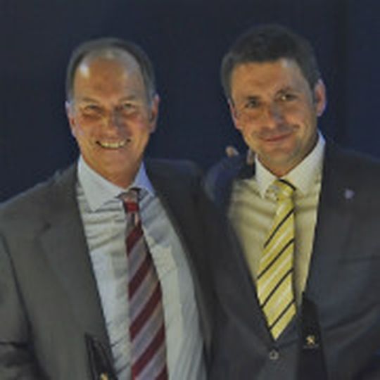 Ausgezeichnet mit dem Peugeot Quality Award: Joachim Müller (Müller-Gruppe, li.) und Martin Salzberger (Autohaus Hans Panzer). Ausgezeichnet mit dem Peugeot Quality Award: Joachim Müller (Müller-Gruppe, li.) und Martin Salzberger (Autohaus Hans Panzer).