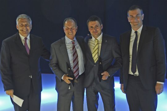 Ausgezeichnete Händler: Marcel de Rycker (Geschäftsführer Peugeot Deutschland), Joachim Müller (Geschäftsführender Gesellschafter Autohaus Müller), Martin Salzberger (Businesskundenverkäufer im Autohaus Hans Panzer) und Peugeot-Chef Maxime Picat (v.li.). Ausgezeichnete Händler: Marcel de Rycker (Geschäftsführer Peugeot Deutschland), Joachim Müller (Geschäftsführender Gesellschafter Autohaus Müller), Martin Salzberger (Businesskundenverkäufer im Autohaus Hans Panzer) und Peugeot-Chef Maxime Picat (v.li.).