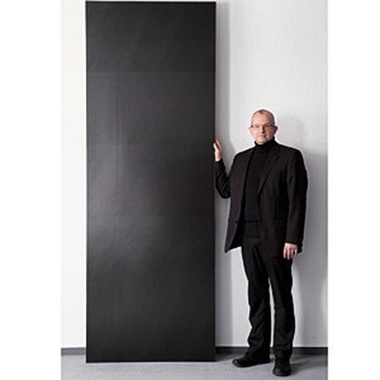 Norbert Kreft, CTO Antec Solar GmbH, stellt das neue ATF Black Line XXL Modul vor. Hier zum Beispiel 260 cm hoch und 90 cm breit, Leistung 265 Wp, konzipiert vor allem für den Einsatz in Großfassaden.